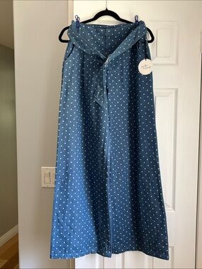 Milk & Honey Women’s Wide Leg Jeans, Size S. Medium Wash, with Polka Dots